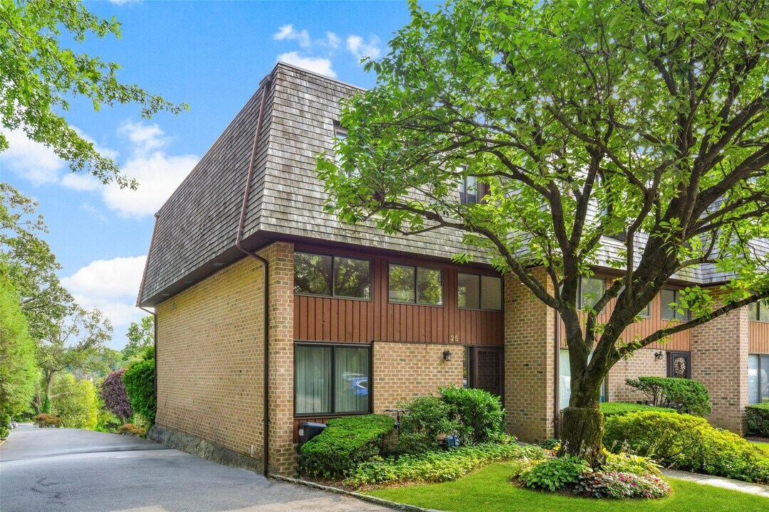 25 The Hamlet in Pelham Manor, NY - Building Photo