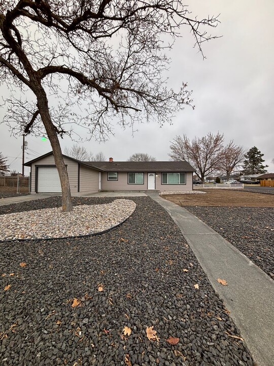 324 N Central Dr in Moses Lake, WA - Foto de edificio