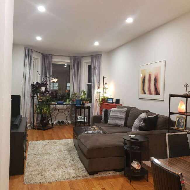 2437 W Ainslie St in Chicago, IL - Building Photo - Building Photo