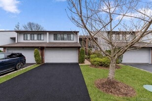 124 Foxwood Dr in Jericho, NY - Building Photo