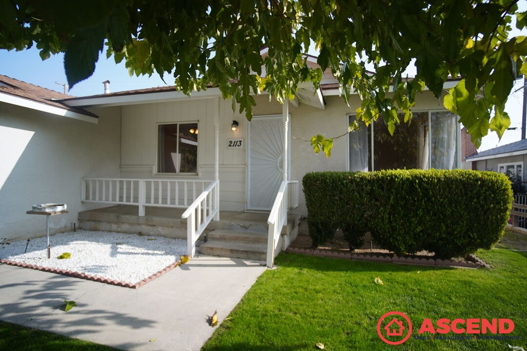 2113 Greenwood Dr in Bakersfield, CA - Foto de edificio