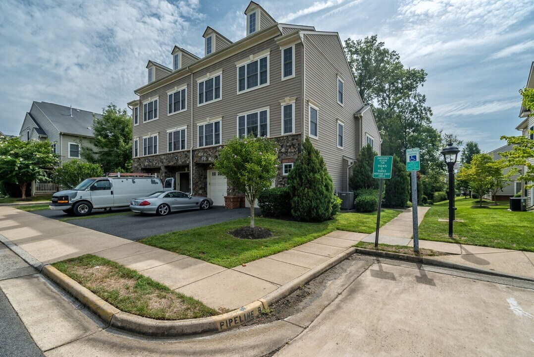 11247 Wortham Crest Cir in Manassas, VA - Foto de edificio