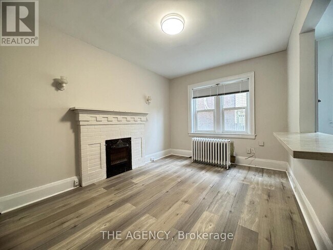 846-846 Broadview Ave