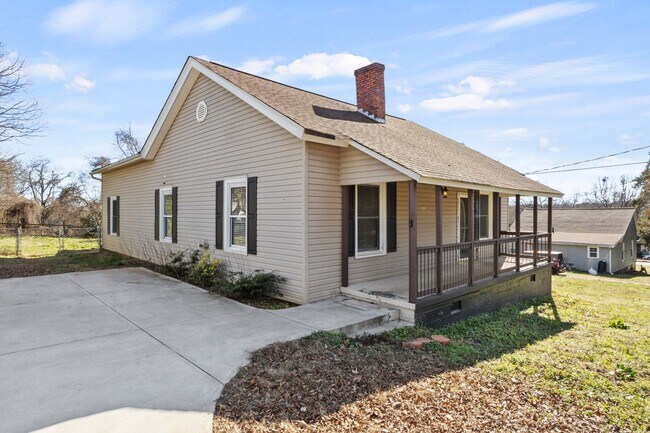 1886 Dragway Rd in Greer, SC - Building Photo - Building Photo