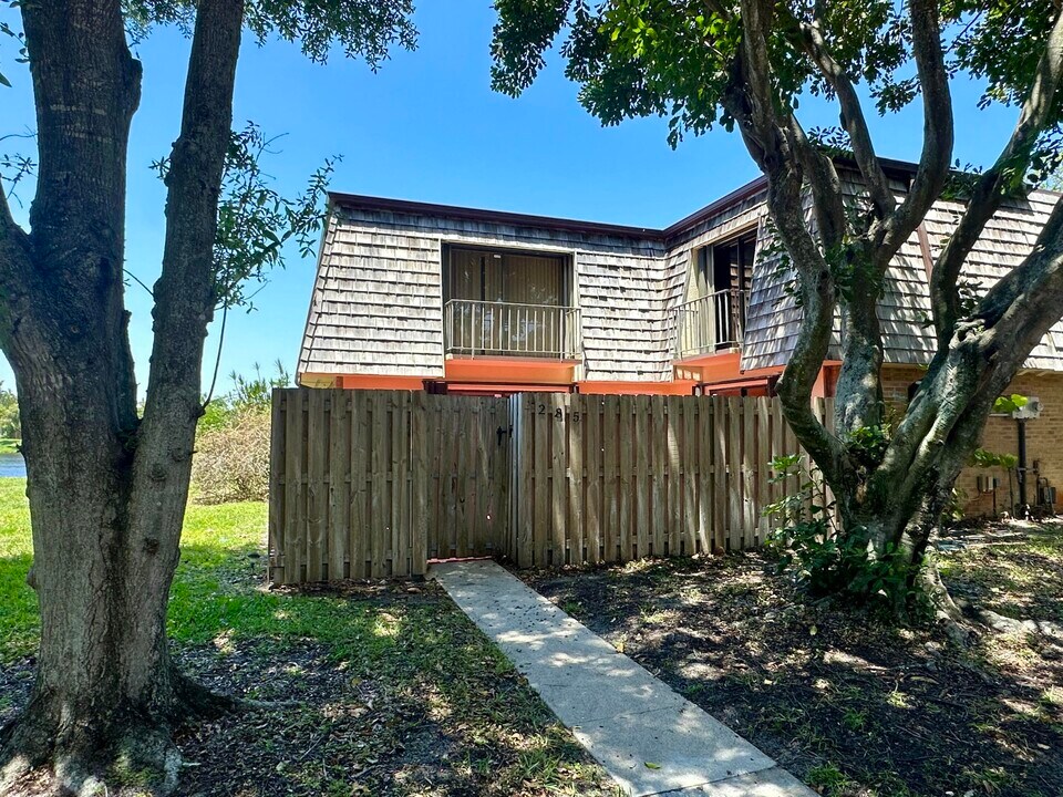 285 Arabian Rd in Palm Springs, FL - Building Photo