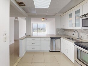 3080 N Course Dr, Unit 604 in Pompano Beach, FL - Building Photo - Building Photo