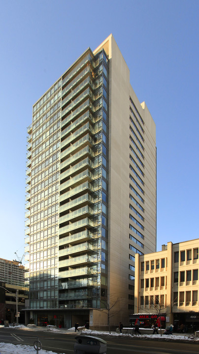 22 Wellesley St E in Toronto, ON - Building Photo