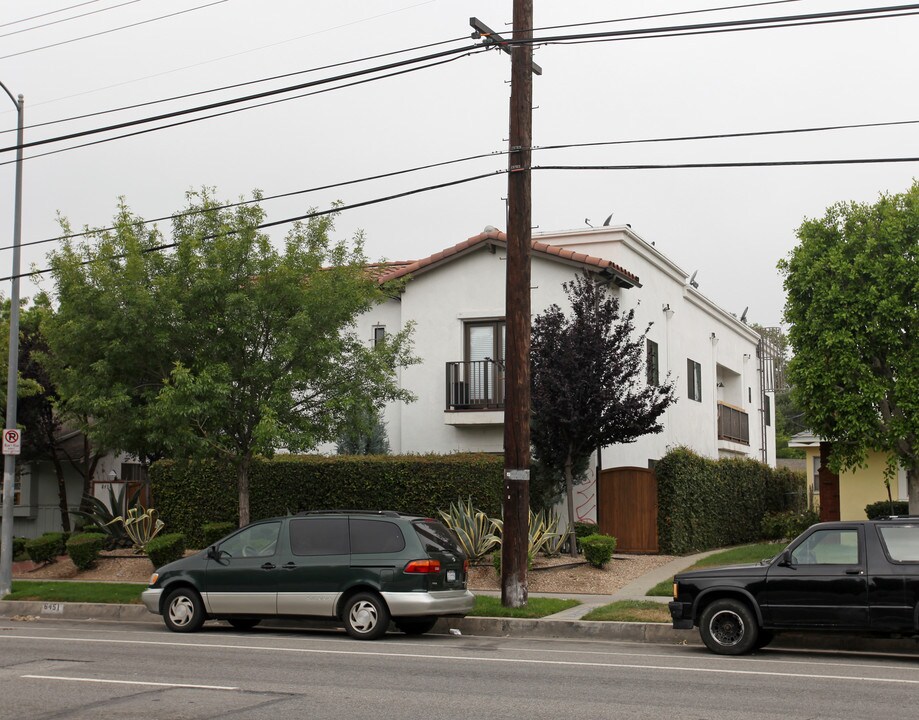 6451 Woodley Ave Residences in Van Nuys, CA - Building Photo