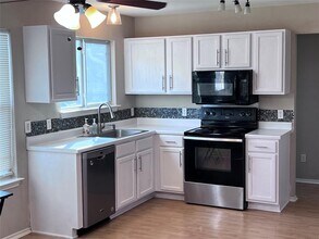 18213 Gallant St in Manor, TX - Foto de edificio - Building Photo