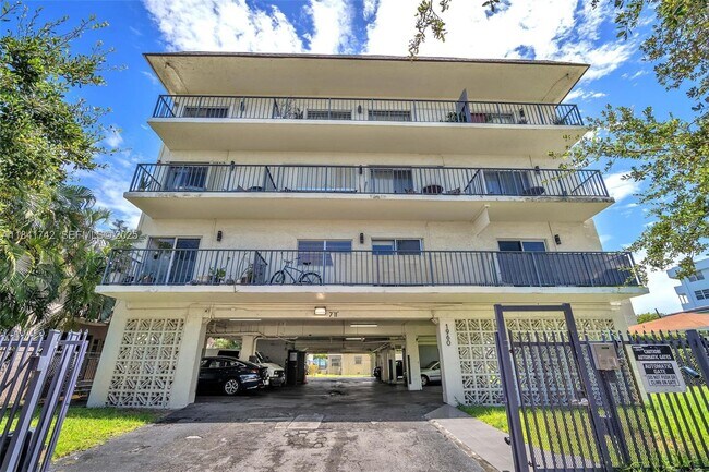 1960 Marseille Dr in Miami Beach, FL - Building Photo - Building Photo
