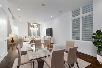 5857 E Post Oak Ln in Houston, TX - Foto de edificio - Building Photo