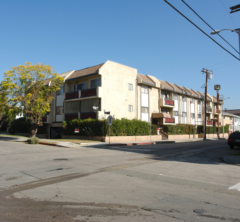 11271 Otsego St in North Hollywood, CA - Building Photo