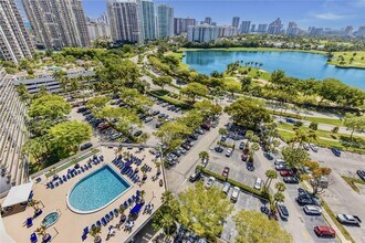 3701 N Country Club Dr in Aventura, FL - Foto de edificio - Building Photo