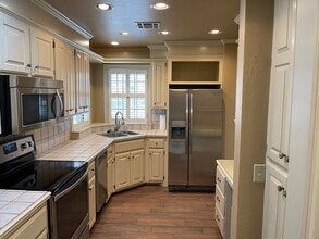 1604 Lakeshore Dr in Edmond, OK - Building Photo - Building Photo