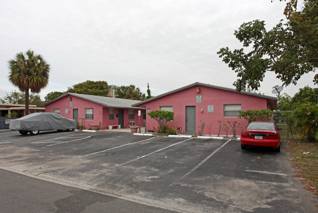 661-671 SW 7th St in Pompano Beach, FL - Building Photo