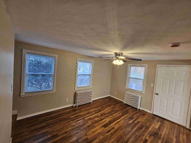 16 Sunnyside Dr-Unit -16 in Shelton, CT - Foto de edificio - Building Photo