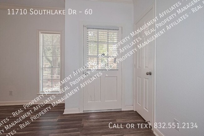 11710 Southlake Dr in Houston, TX - Building Photo - Building Photo
