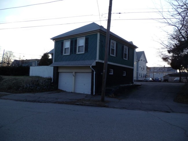 89 Wentworth Ave in Cranston, RI - Building Photo - Building Photo