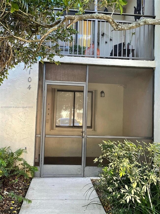 417 Lakeview Dr in Weston, FL - Building Photo - Building Photo