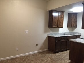 School Property in Porterville, CA - Foto de edificio - Interior Photo
