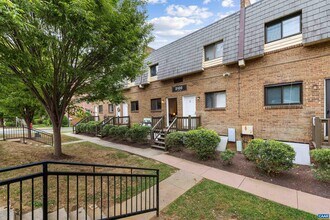 2100 Jefferson Park Ave in Charlottesville, VA - Building Photo - Building Photo