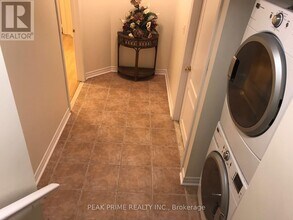5484 Freshwater Dr in Mississauga, ON - Building Photo - Building Photo