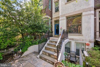1946 Calvert St NW in Washington, DC - Building Photo - Building Photo