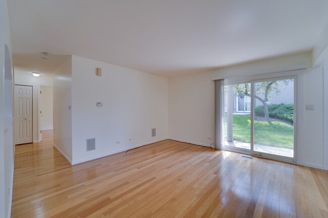 329 Grissom Ct in Hoffman Estates, IL - Building Photo - Building Photo