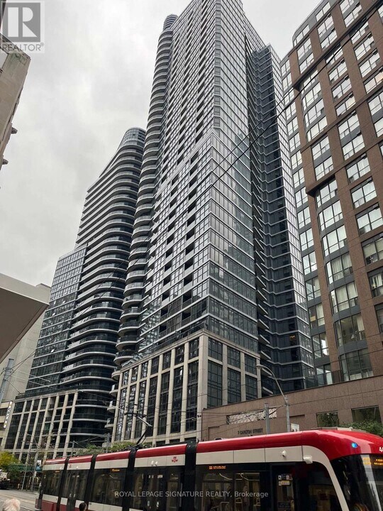 25 Carlton St. in Toronto, ON - Building Photo