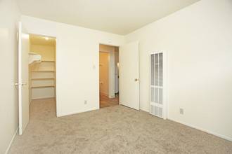 Parkwood Square Apartments in Sacramento, CA - Building Photo - Interior Photo