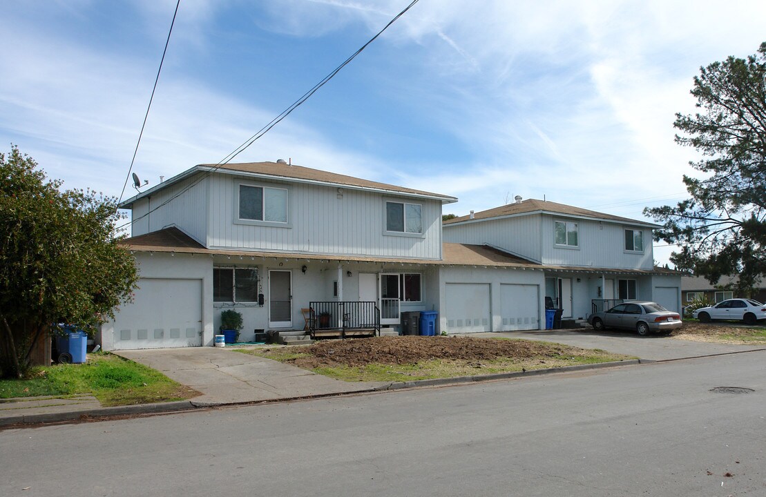 1646 Beachwood Dr in Santa Rosa, CA - Foto de edificio