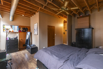 660 W Grand Ave, Unit 2e in Chicago, IL - Building Photo - Building Photo