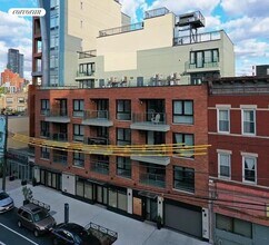 39-04 29th St in Queens, NY - Foto de edificio - Building Photo