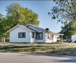602 E Jefferson St in Tecumseh, OK - Foto de edificio - Building Photo