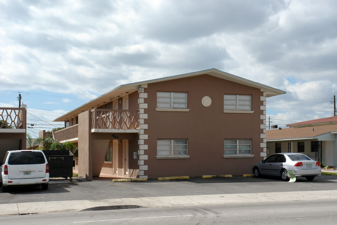 664 W 29th St in Hialeah, FL - Foto de edificio