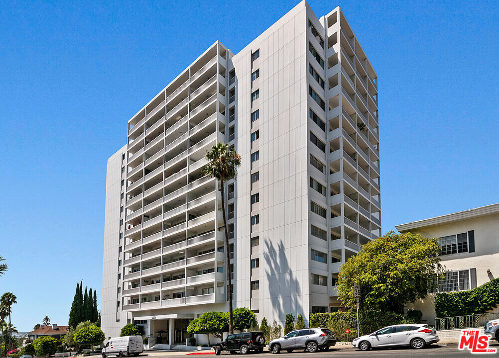 999 N Doheny Dr in West Hollywood, CA - Building Photo