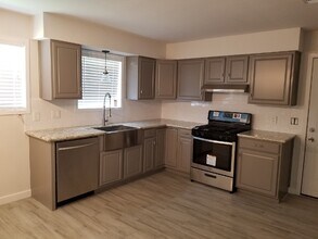 320 Bert St in Angleton, TX - Building Photo - Building Photo