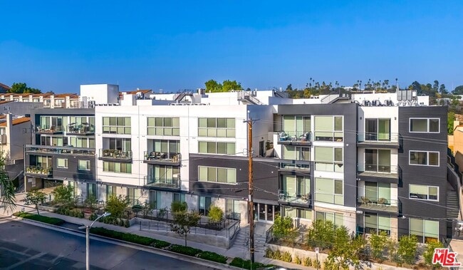 957 Figueroa Terrace in Los Angeles, CA - Building Photo - Building Photo