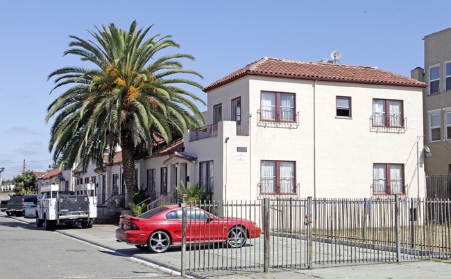 Redwood Townhouse Apartments in Oakland, CA - Building Photo - Building Photo