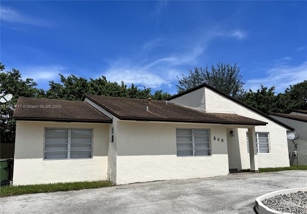 545 W 79th Pl in Hialeah, FL - Building Photo