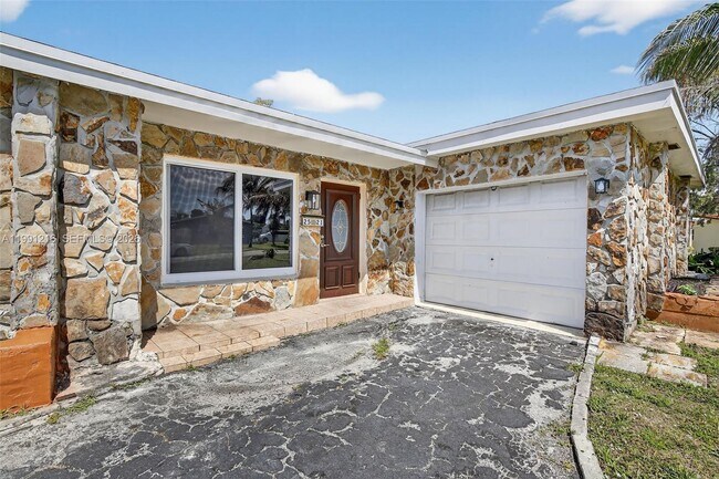 2521 NW 72nd Ave in Sunrise, FL - Building Photo - Building Photo