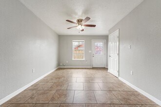1003 Melbourne St in Houston, TX - Building Photo - Building Photo