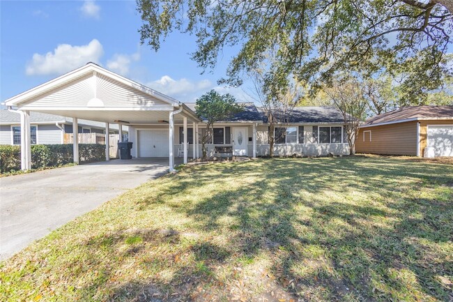 2848 Azalea Ave in Groves, TX - Building Photo - Building Photo