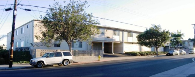 Vista View in San Diego, CA - Foto de edificio - Building Photo