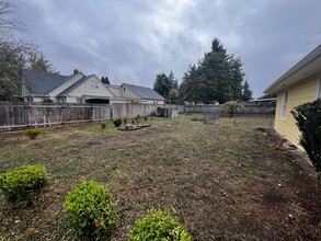 1020 W Hilliard Ln in Eugene, OR - Foto de edificio - Building Photo