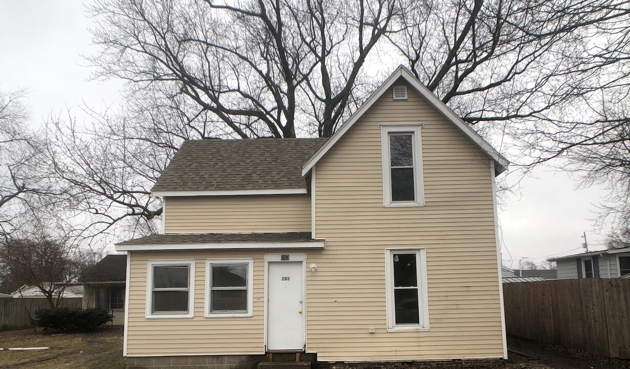 203 Wabash Ave in Catlin, IL - Building Photo