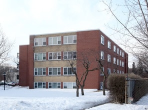 2052 Courtland Pl in Burlington, ON - Building Photo - Building Photo