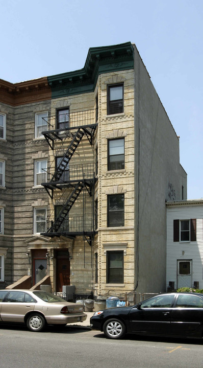 295 Bainbridge St in Brooklyn, NY - Building Photo