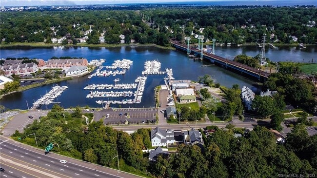 75 Strickland Rd in Greenwich, CT - Building Photo - Building Photo