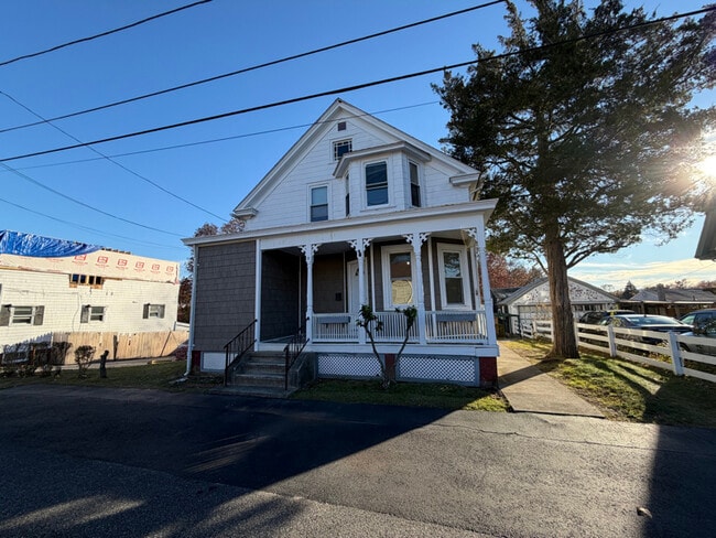 12 Winthrop St in Cranston, RI - Building Photo - Building Photo